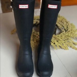 Hunter Boots Size 7 (comes with socks)
